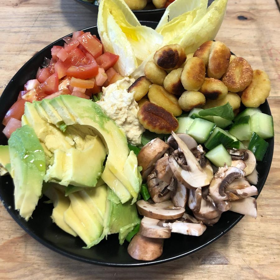 Une assiette du midi bien remplie : des crudit&eacute;s abondantes servies avant la partie cuite du repas.